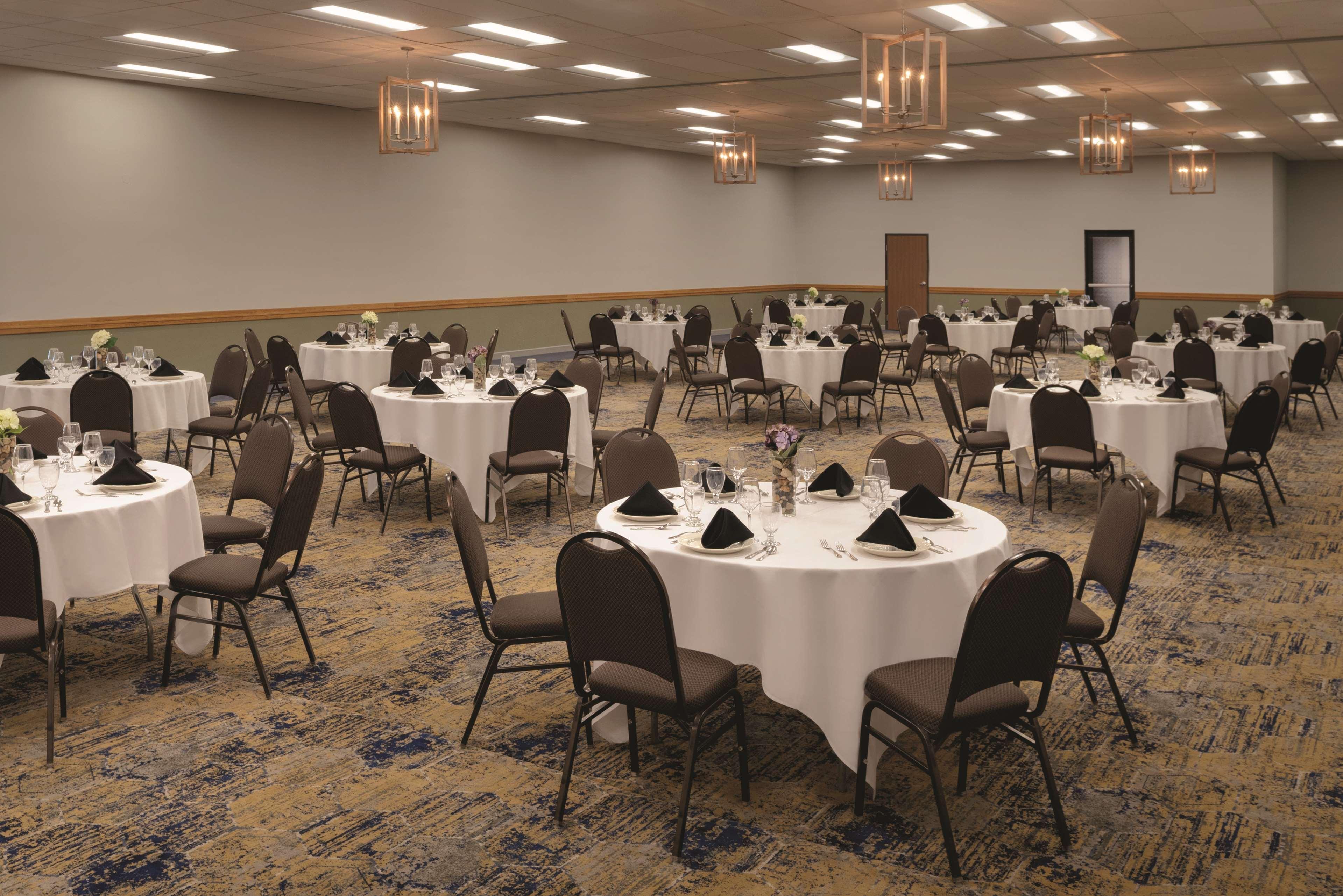 Radisson Hotel Ames Conference Center At Isu Екстериор снимка